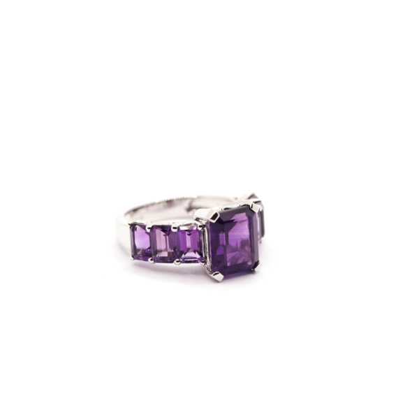 Amythyst Ring – 18k white gold